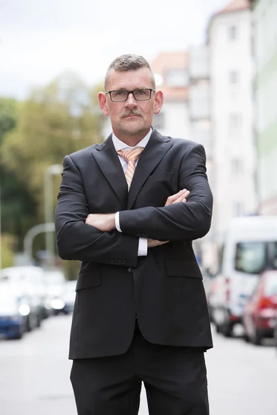 Portret van zakenman permanent in de straat — Stockfoto