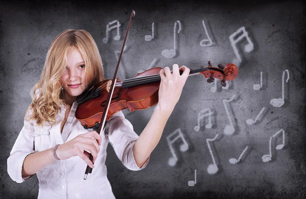 Dziewczyna przed tablica gry na skrzypcach — Zdjęcie stockowe