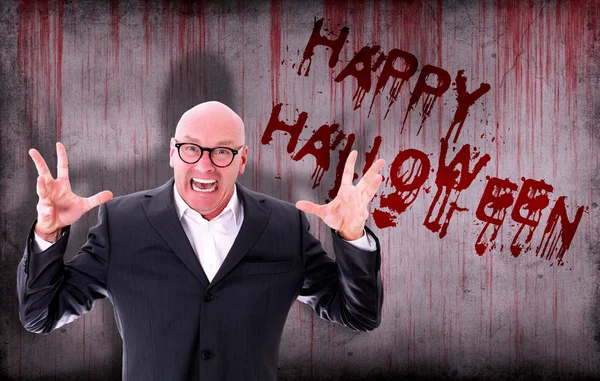 Joyeux Halloween pulvérisé sur le mur à côté de crier homme d'affaires — Photo