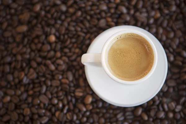 Xícara de café e feijão na mesa — Fotografia de Stock