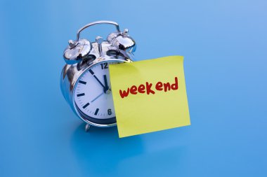 alarm clock with note 'weekend'