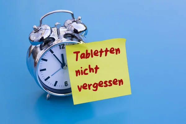 Alarm clock with german words 'Tabletten nicht vergessen' (don't — Stock Photo, Image