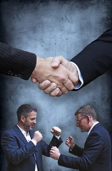 Dois homens de negócios lutando e um aperto de mão — Fotografia de Stock