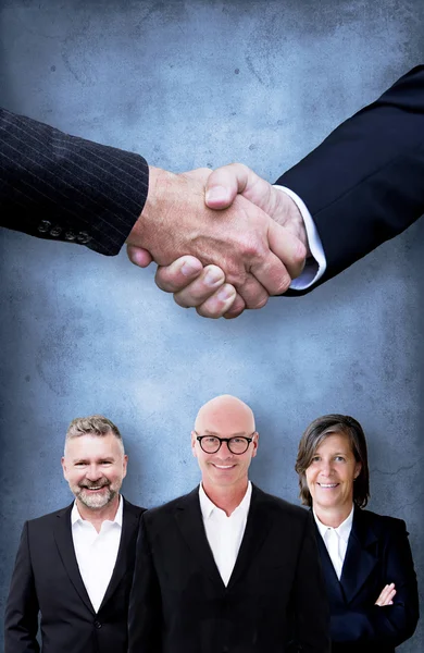 Tres empresarios y un apretón de manos — Foto de Stock