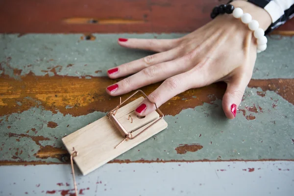 Primer plano del dedo de la mujer en ratonera — Foto de Stock