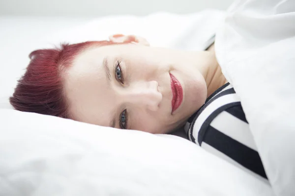 Roodharige vrouw in bed — Stockfoto