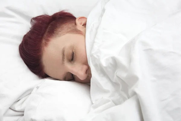 Rothaarige Frau schläft im Bett — Stockfoto