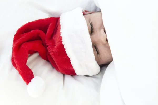 Hombre durmiendo con sombrero de santa — Foto de Stock