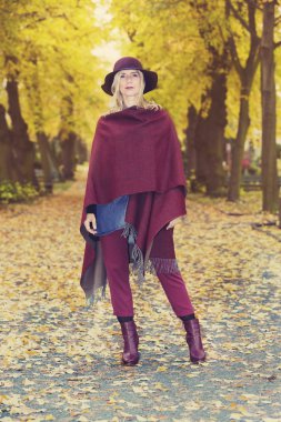 sonbahar bir parkta sarışın kadın