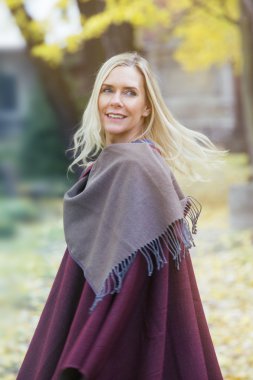 sarışın bir kadın parkta