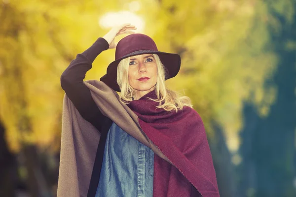 Blonde vrouw in een park in het najaar — Stockfoto