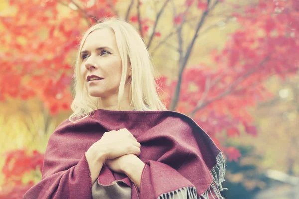 Mulher loira em um parque no outono — Fotografia de Stock