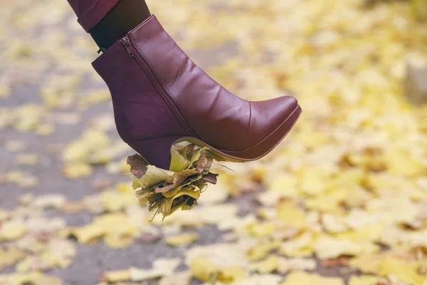 Close-up van vrouw schoen met blaadjes geplakt op haar genezen — Stockfoto