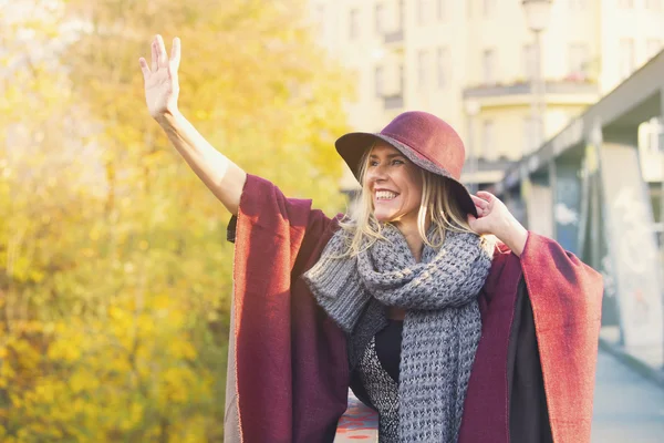 Femme debout sur le pont et saluant quelqu'un — Photo