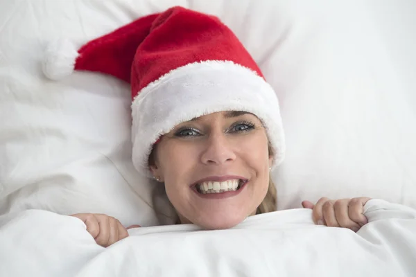 Mujer en la cama con sombrero de Santa — Foto de Stock