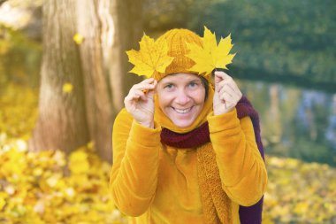 sonbahar holding açık havada kadında başına bırakır