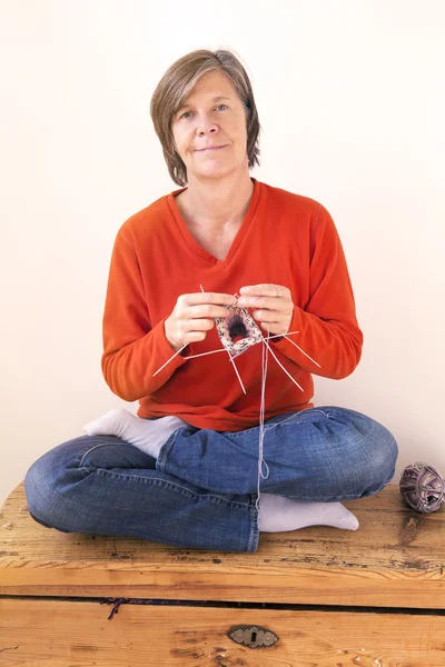 Donna sta lavorando a maglia — Foto Stock