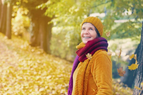 Sonbaharda parktaki kadın — Stok fotoğraf