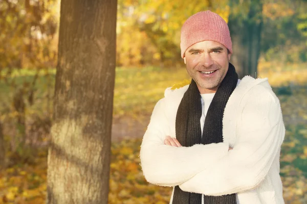 Man standing by a tree in fall — Stock Photo, Image