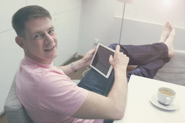 Man sitting at table with coffee and tablet — Stock Photo, Image