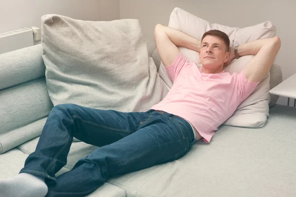 Adam kanepede yatıyor.