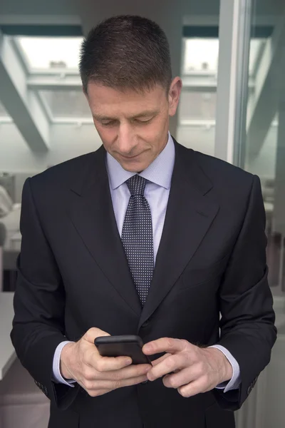 Hombre de negocios mirando su teléfono —  Fotos de Stock