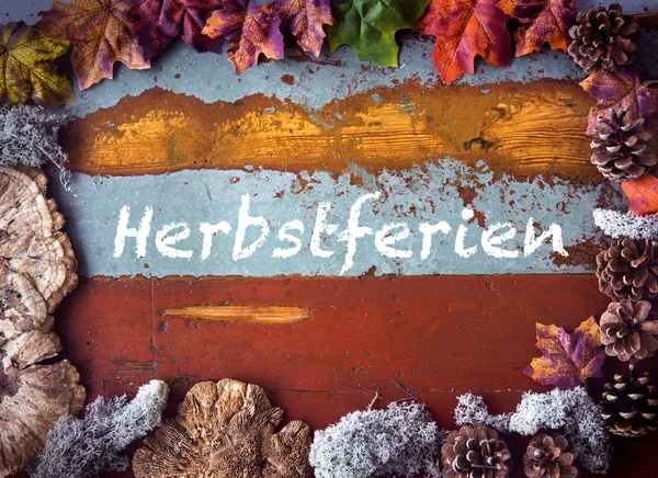Alemão "Herbstferien" (feriados de outono) em tábua de madeira — Fotografia de Stock