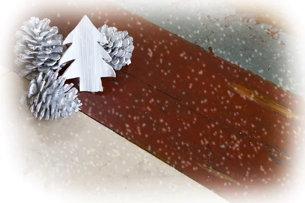 Árbol de Navidad de madera con piñas blancas — Foto de Stock