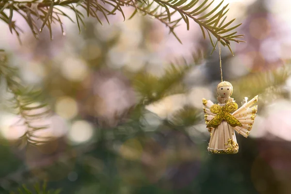 Liten ängel hängande från gren — Stockfoto