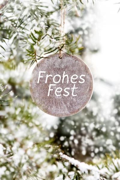 "Frohes Fest" hängt am Ast — Stockfoto