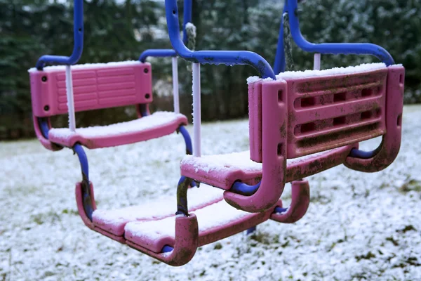 Balanço sujo coberto de neve — Fotografia de Stock