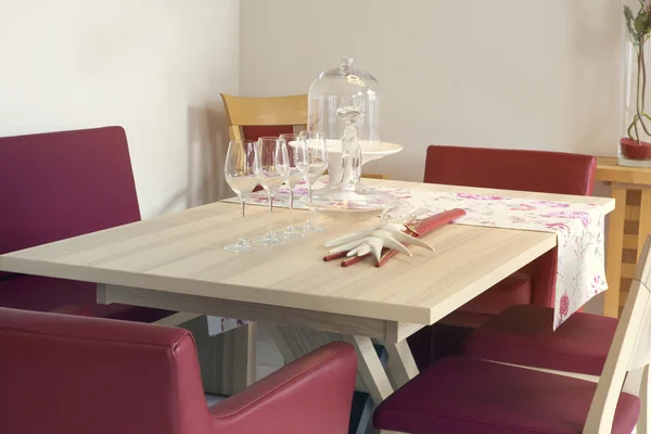 Dining room with red leather chairs — Stock Photo, Image