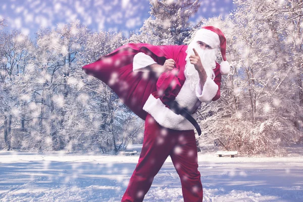 Babbo Natale che cammina nella neve — Foto Stock