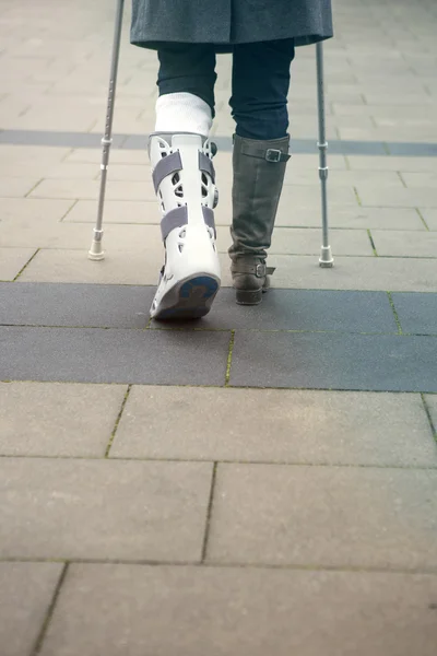 Close-up van vrouw lopen met krukken — Stockfoto