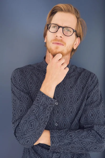 Kızıl saçlı genç adam düşünceli bakan portresi — Stok fotoğraf