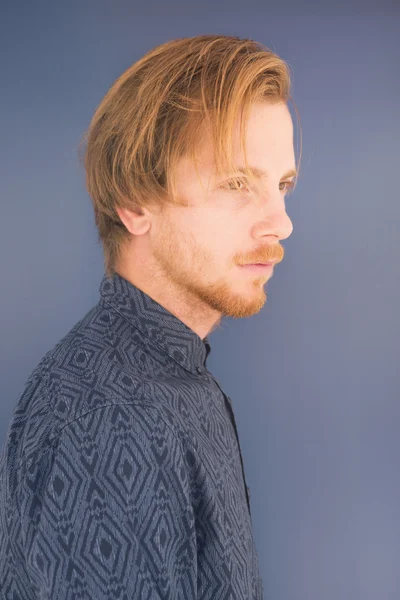Kızıl saçlı genç adam portresi — Stok fotoğraf