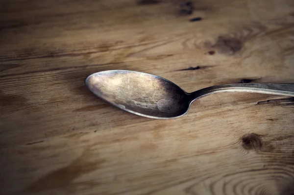 Vieille cuillère sur table en bois — Photo