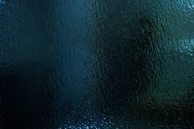 Arka planda yanan camların ilginç dokusu.