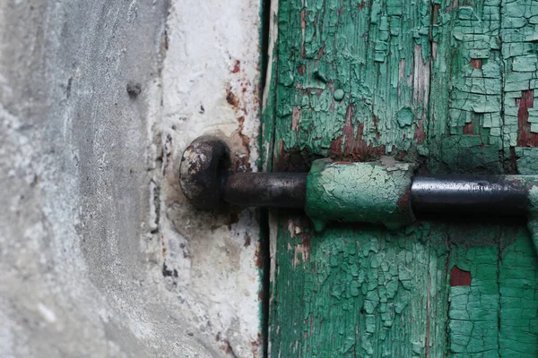 Metalen Slot Een Oude Houten Deur Met Schilferende Verf Naast — Stockfoto