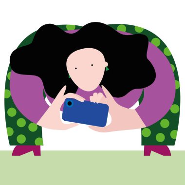 Tarz sahibi kadın akıllı telefonuyla fotoğraf çekiyor.