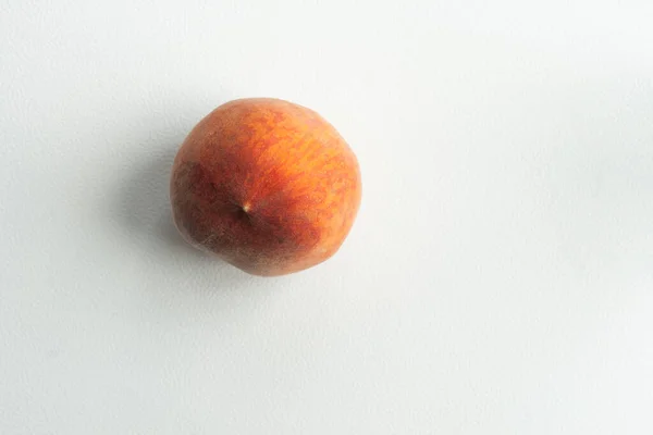Foto Eines Pfirsichs Von Oben Weißer Strukturierter Hintergrund — Stockfoto