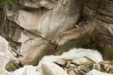 Su dokusu ve dağ nehrinin taşları, üst manzara.