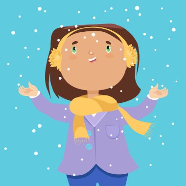 Kollarını açmış tatlı bir kız ilk kar yağdığında sevinir.