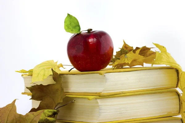 Elma bir kitap yığın üzerinde — Stok fotoğraf