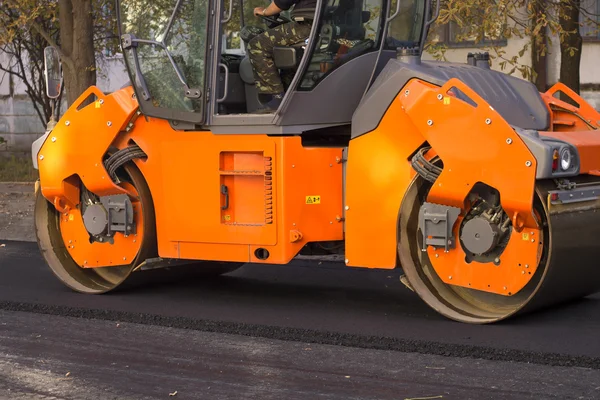 Costruzione di strade, rullo compressore al lavoro — Foto Stock