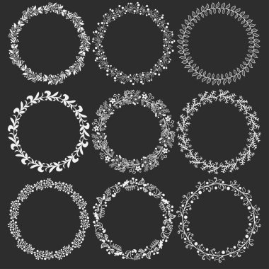 Çiçek çelenk koymak