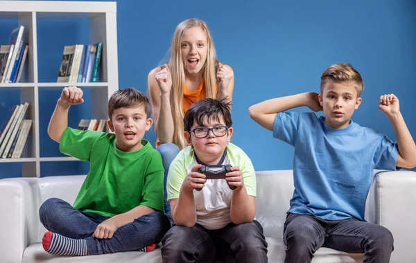 Amigos Adolescentes Divertindo Jogando Jogos Computador Depois Todos Trabalhos Casa — Fotografia de Stock