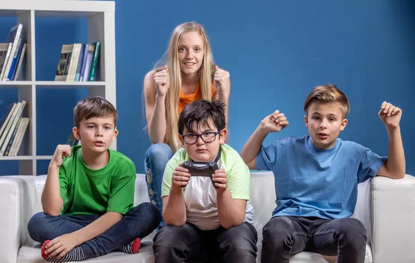 Gli Amici Adolescenti Divertono Giocano Giochi Computer Dopo Che Tutti — Foto Stock