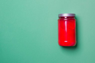 Fotokopi alanı olan yeşil renkli kağıtta toz bulunan kırmızı banka.