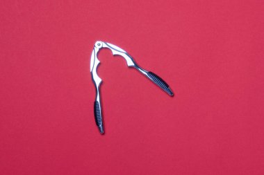 Kırmızı renkli kağıtta metal fındıkkıran.